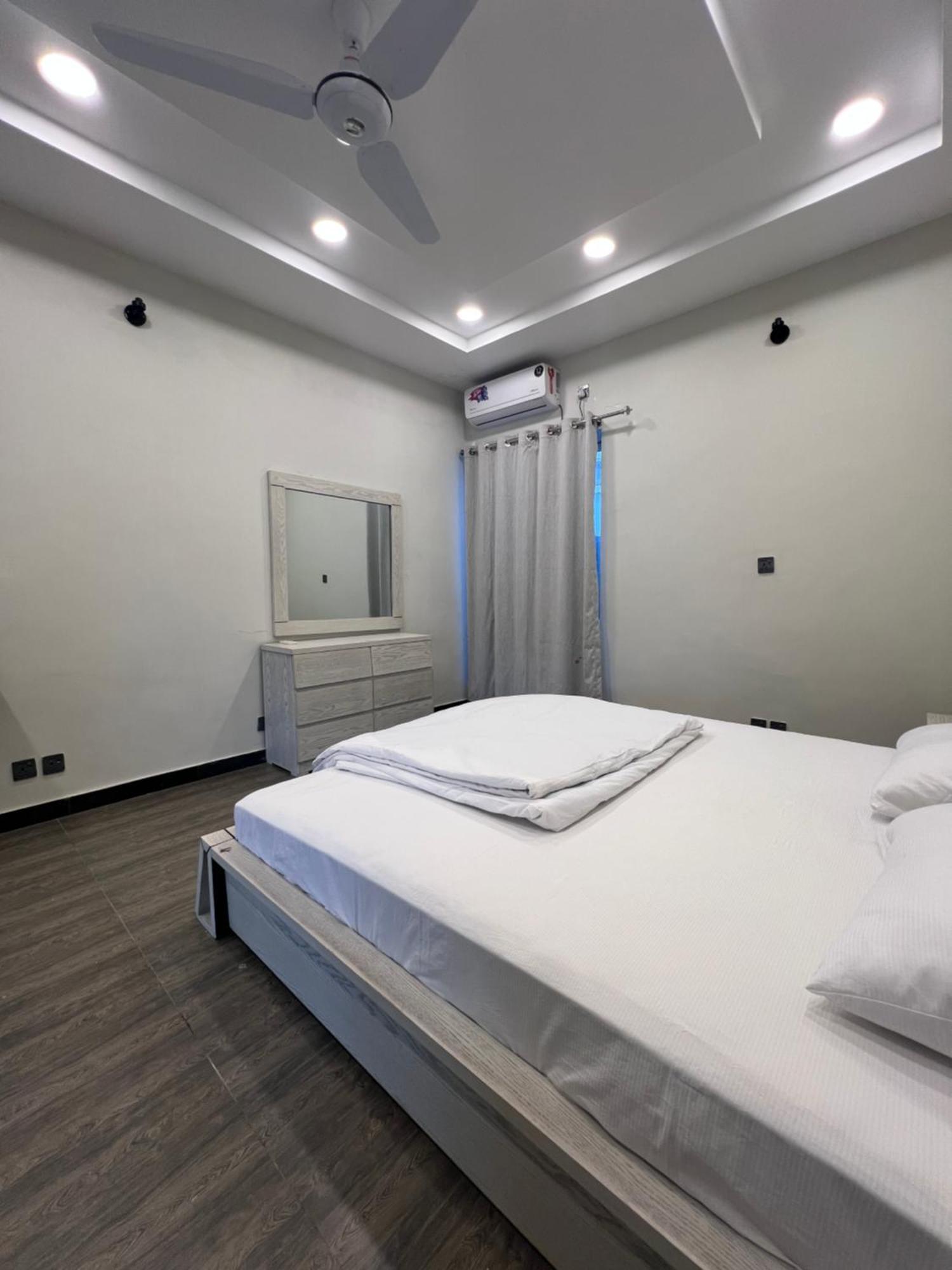 Deluxe King Room In Silverscape Residence Rawalpindi Luaran gambar