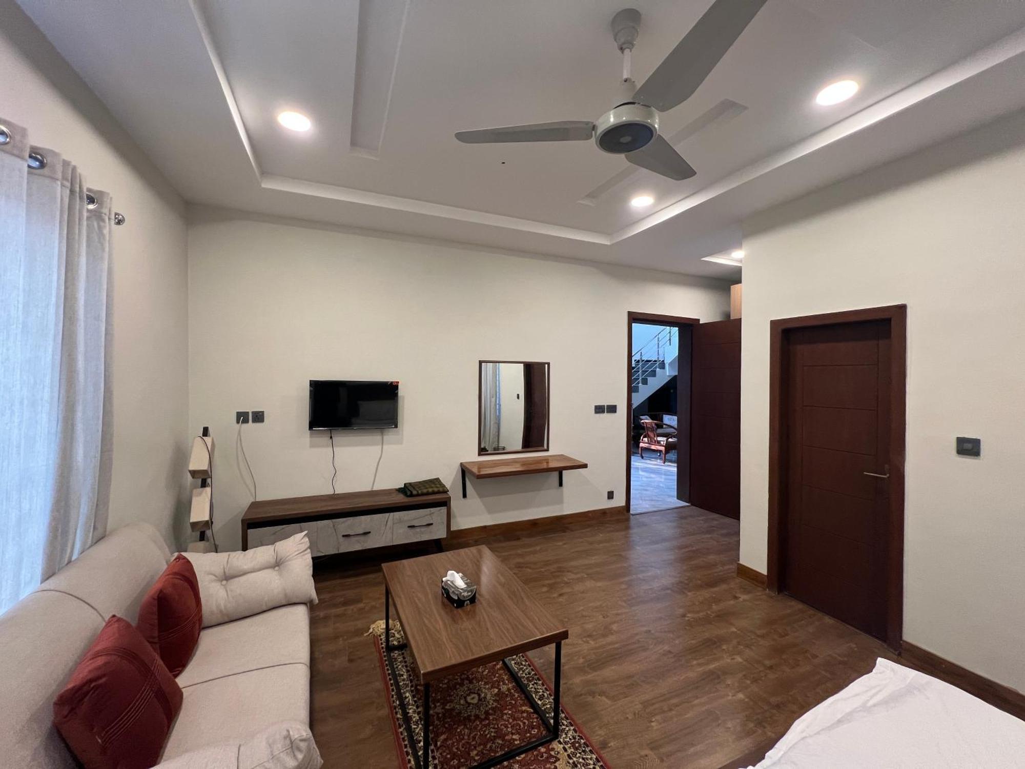 Deluxe King Room In Silverscape Residence Rawalpindi Luaran gambar