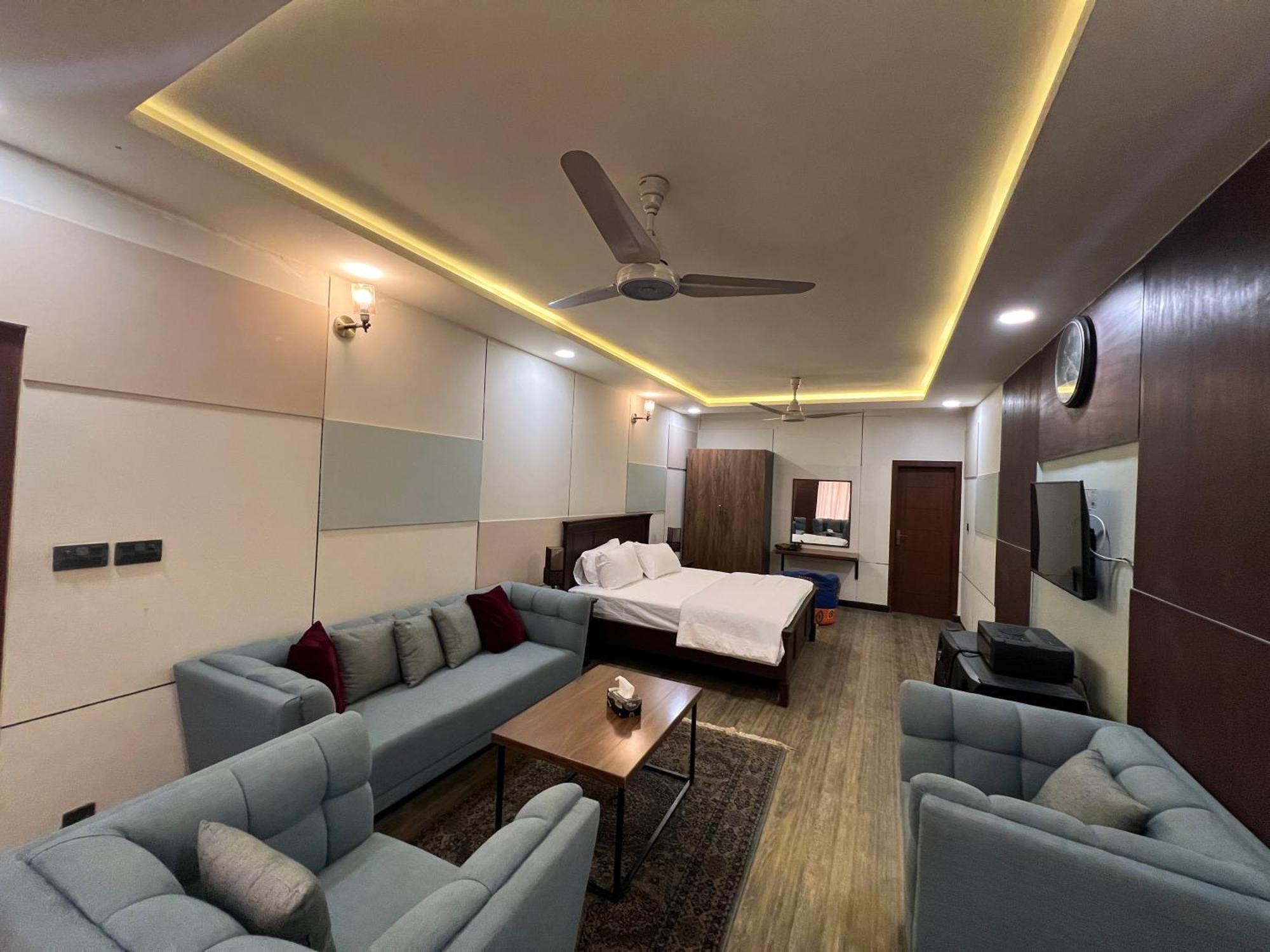 Deluxe King Room In Silverscape Residence Rawalpindi Luaran gambar