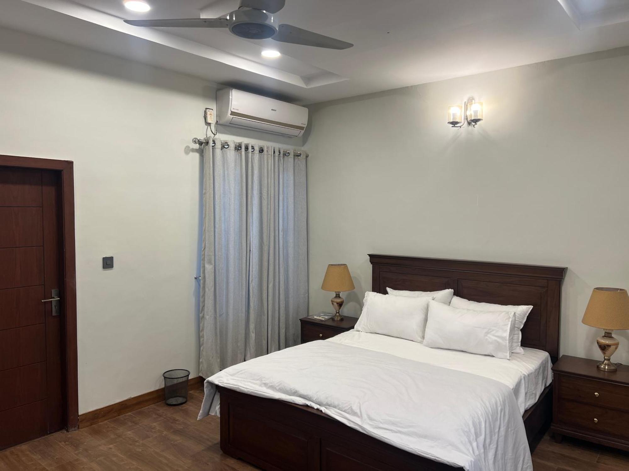 Deluxe King Room In Silverscape Residence Rawalpindi Luaran gambar