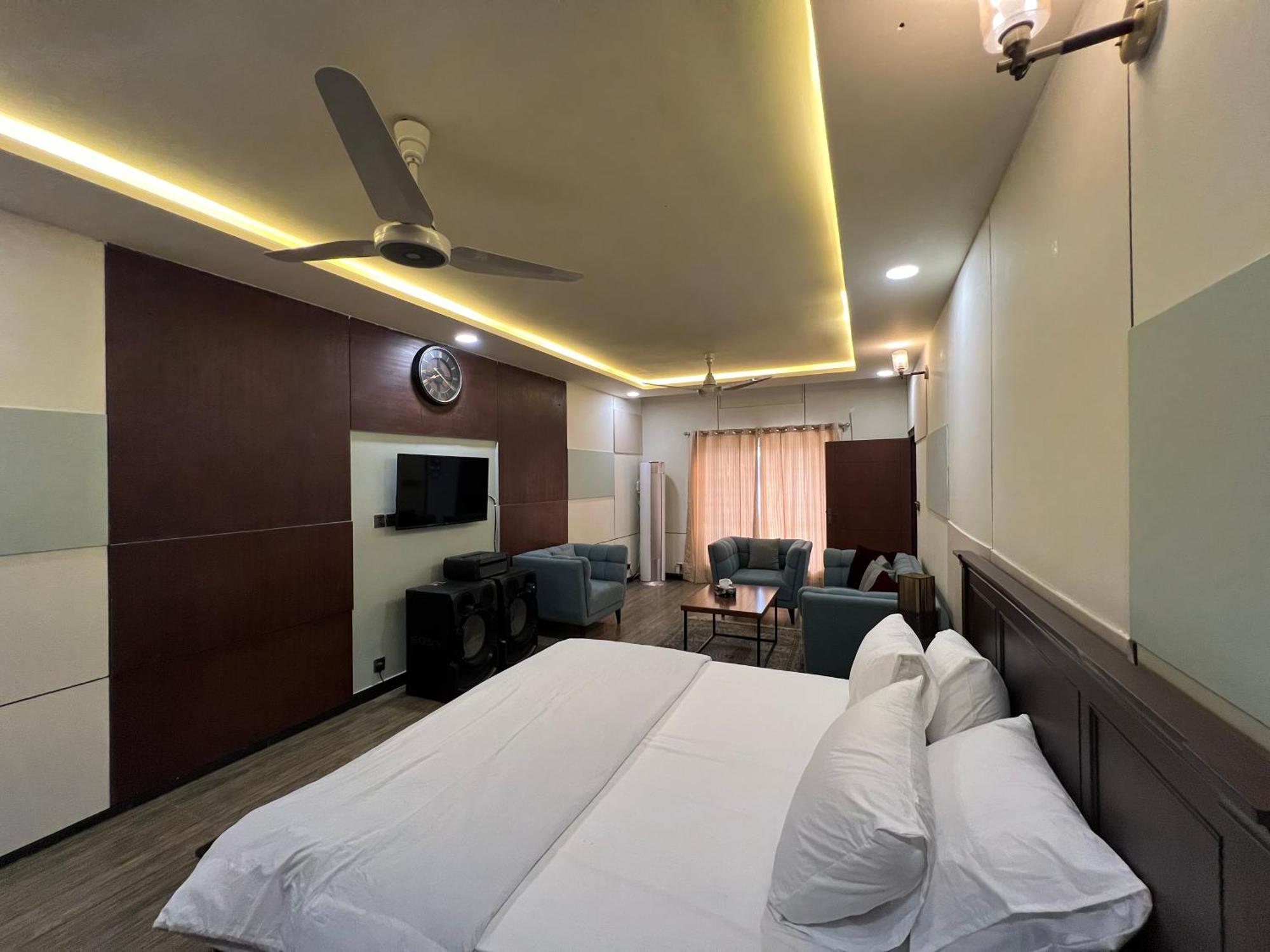 Deluxe King Room In Silverscape Residence Rawalpindi Luaran gambar