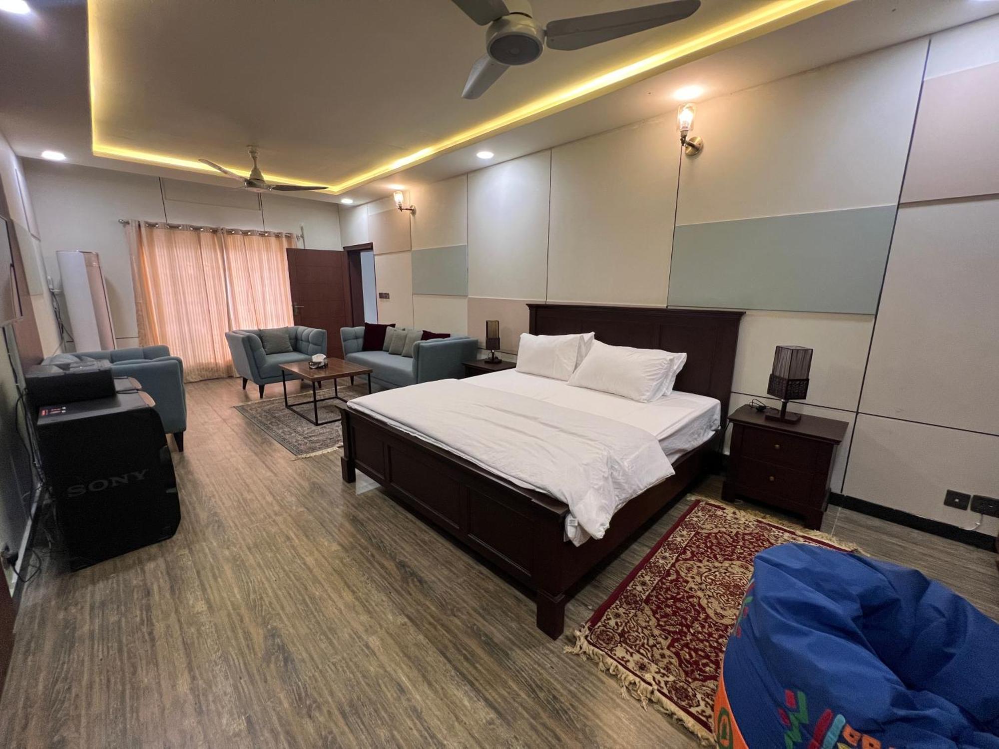 Deluxe King Room In Silverscape Residence Rawalpindi Luaran gambar