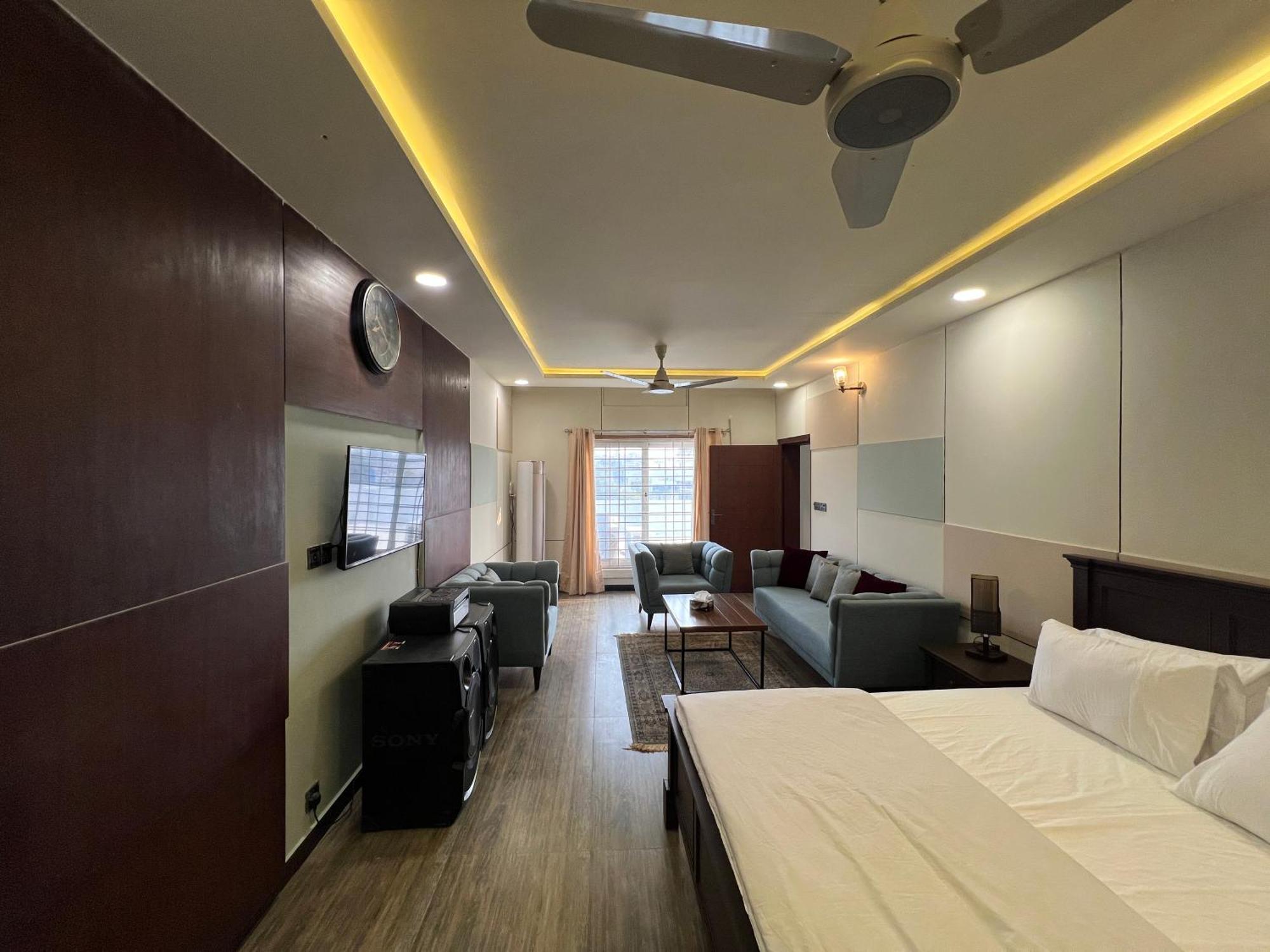 Deluxe King Room In Silverscape Residence Rawalpindi Luaran gambar