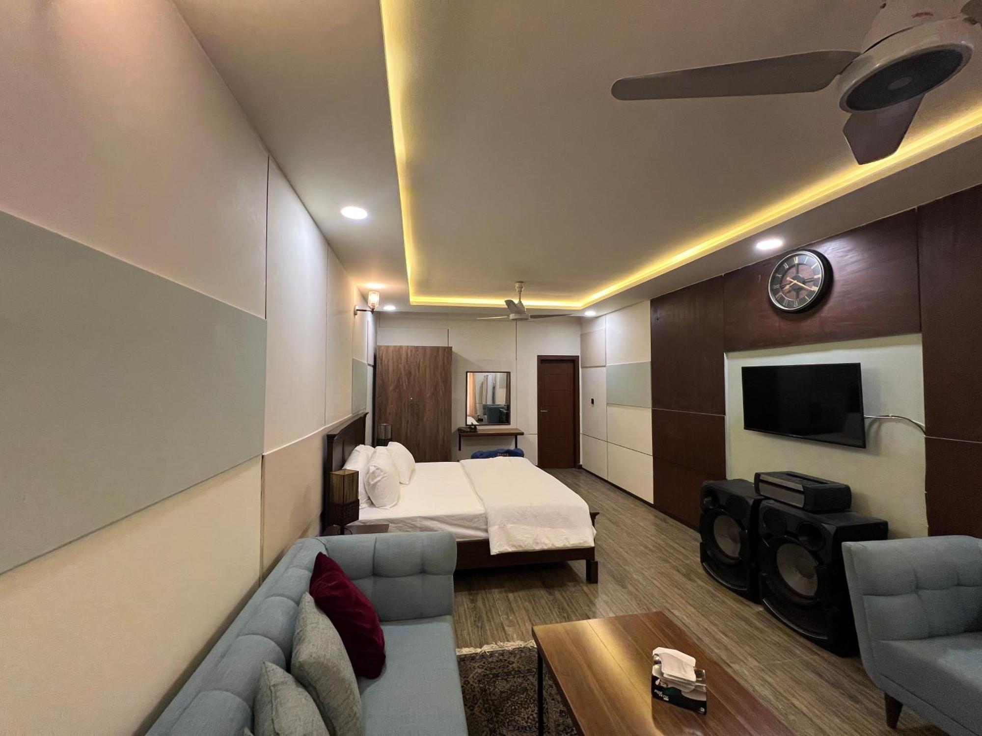 Deluxe King Room In Silverscape Residence Rawalpindi Luaran gambar