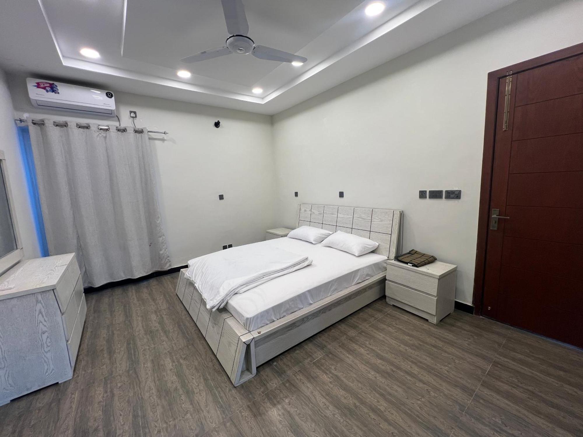 Deluxe King Room In Silverscape Residence Rawalpindi Luaran gambar
