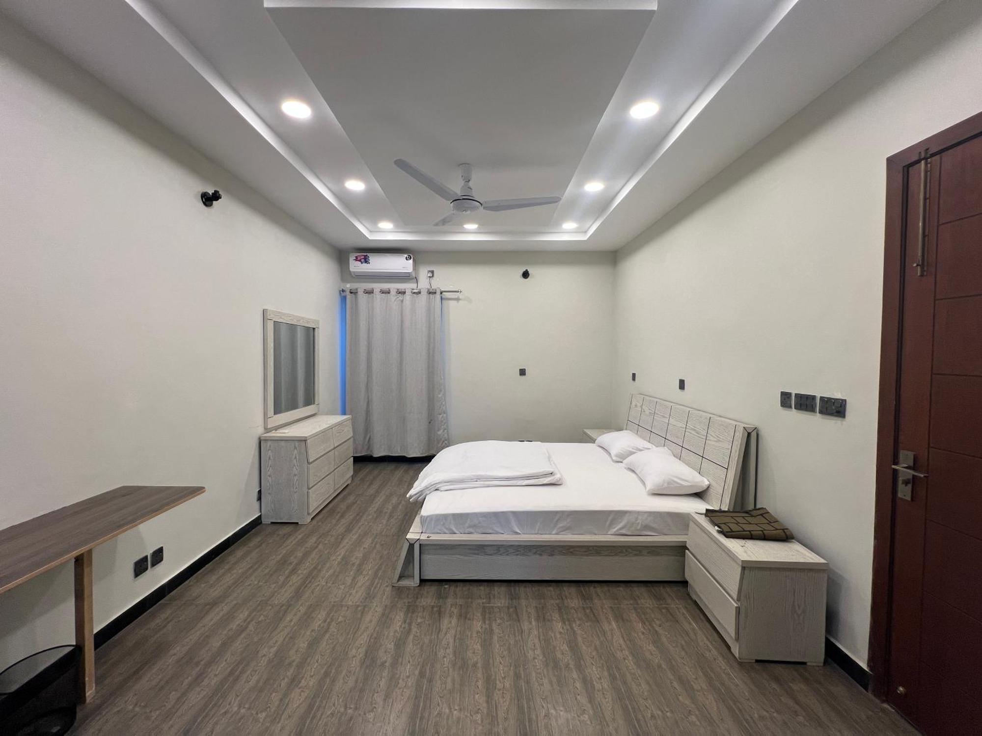 Deluxe King Room In Silverscape Residence Rawalpindi Luaran gambar